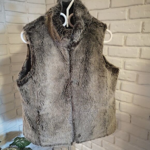 Reitman's Ladies Reversible Full Zip Straight Fit Vest - Picture 1 of 10